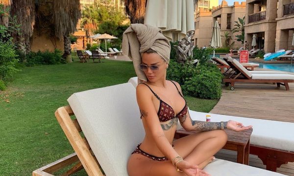 Morena tregon këmbët seksi në fustanin super të shkurtër