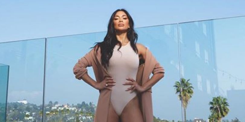 E vetizoluar në shtëpi, Nicole Scherzinger duket atraktive në këtë veshje