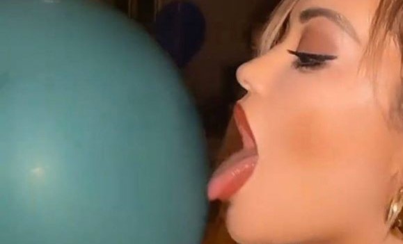 Rita Ora shfaqet super provokuese në videon e fundit, pendohet dhe e fshin shpejt