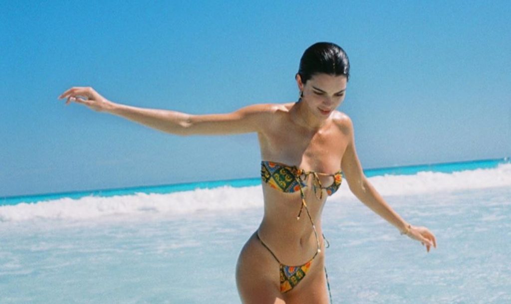 Kendall Jenner pozon komplet e zhveshur