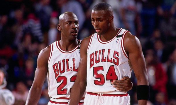 Michael Jordan s’e lejonte bashkëlojtarin të hante buke pas paraqitjeve të dobëta
