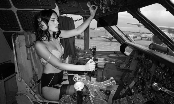 Pas ndarjes nga Robin Krasniqi, Heidi shfaqet me të brendshme në avion