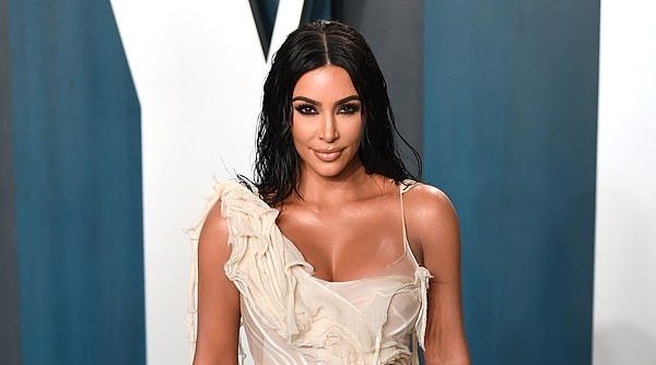 Kim Kardashian zbulon se sa fiton në Instagram
