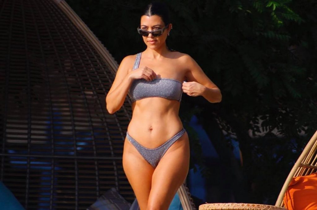 Kourtney Kardashian nuk heziton, ekspozon linjat trupore