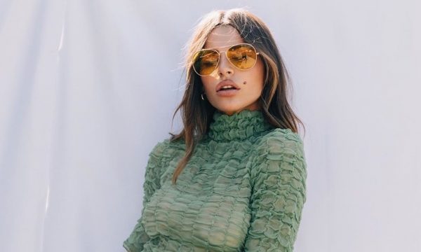 Missé Beqiri shfaqet e zhveshur me një tufë lulesh të bardha