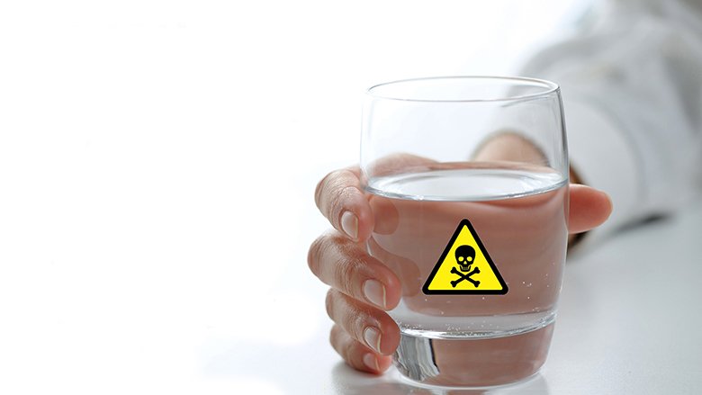 Zvogëloni pirjen e ujit mineral: Më shumë dëm se sa dobi!