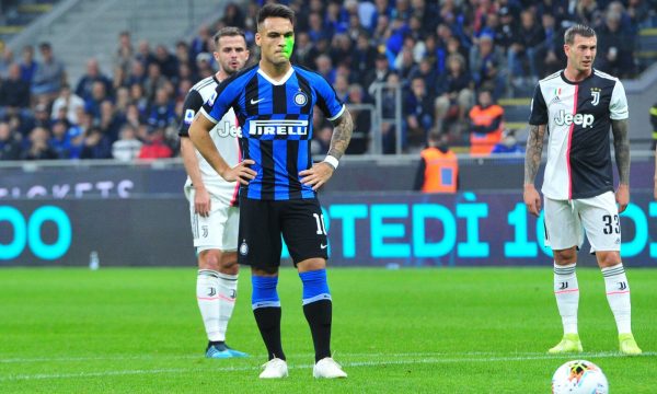 Sarri këmbëngul se s’ka favorit në garë për titull në Serie A