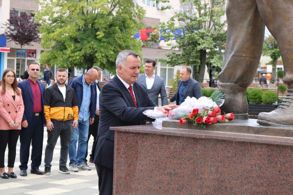 Kryetari Ahmeti bën homazhe pran shtatorëve të Komandantit Legjendar “Adem Jashari” dhe Heroit “Ismet Asllani”