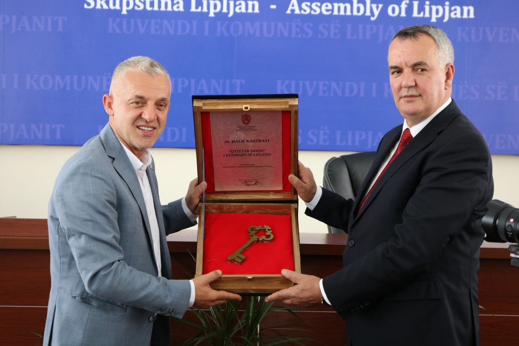 Halil Kastrati merr çelsin e qytetit, shpallet “Qytetar nderi” i Komunës së Lipjanit