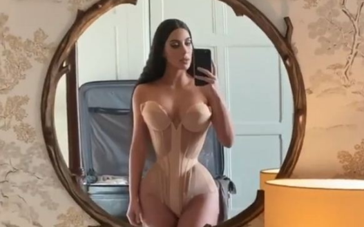 Fansat mbesin pa fjalë, beli i Kim Kardashian nuk është dukur kurrë kaq i hollë!