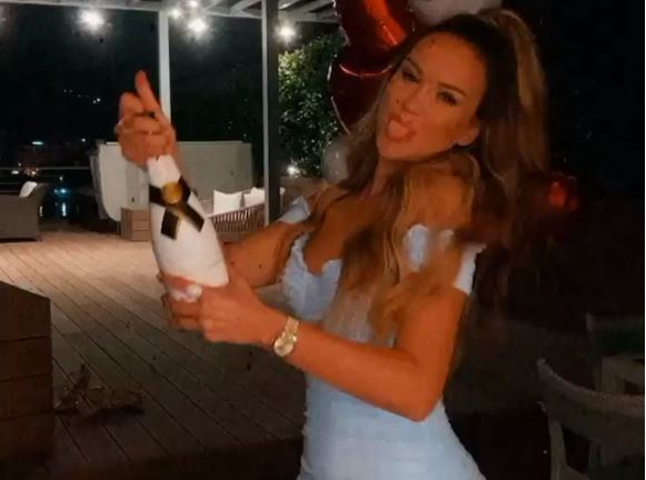 Arta Elezaj ‘bombastike’ në festën luksoze të ditëlindjes së saj