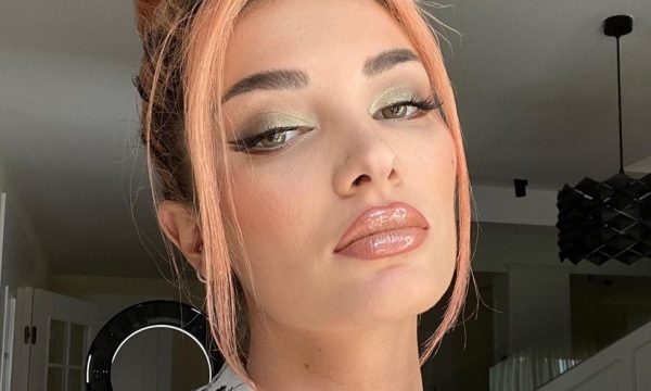 Era Istrefi plot stil, duket shumë e bukur në foton e fundit