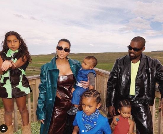 U përfolën për ndarje, Kim Kardashian pozon e lumtur pranë bashkëshortit