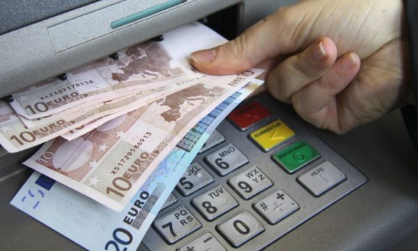 Nga 90 deri në 1 mijë e 200 euro, sa janë pensionet në Kosovë e sa në shtetet e tjera
