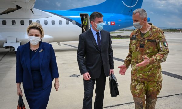 Lajcak zbarkoi në Aeroportin Ushtarak të Prishtinës, u prit nga Apostolova dhe shefi i KFOR-it
