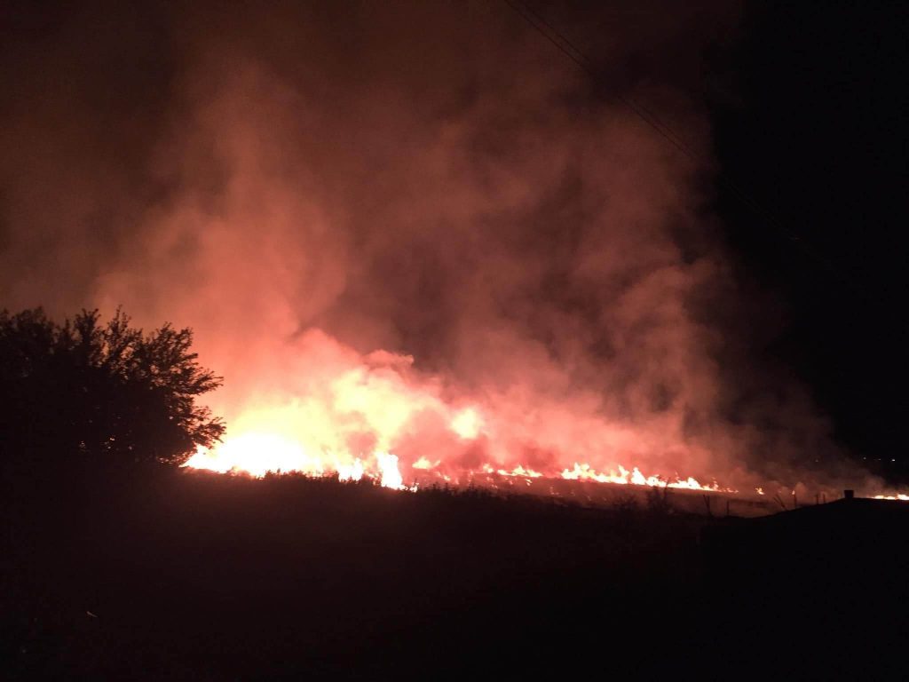 Zjarri përfshinë tokat bujqësore në fshatin Qallapek të Lipjanit