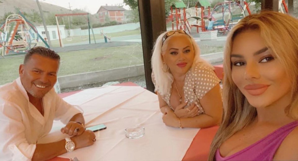 Tayna çikë e “hajrit”, iu bën dhuratë prindërve një shtëpi