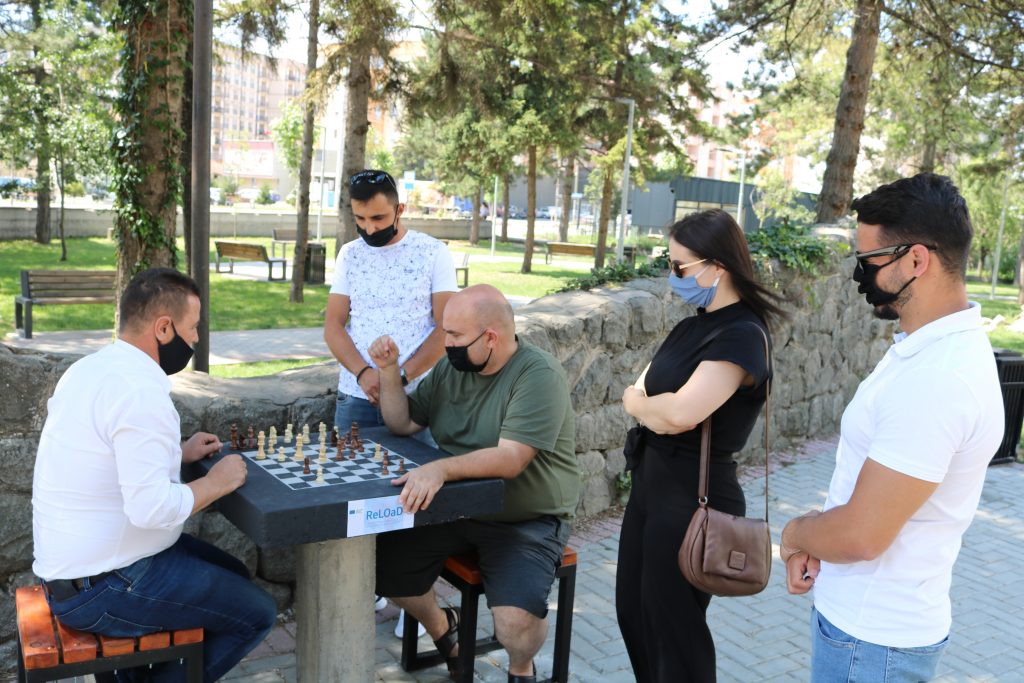 Në Lipjan bëhet vendosja e tabelave të shahut