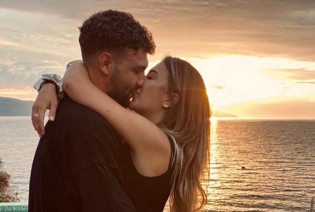 Sara Hoxha pozon në bikini, kështu i komenton Ledri Vula