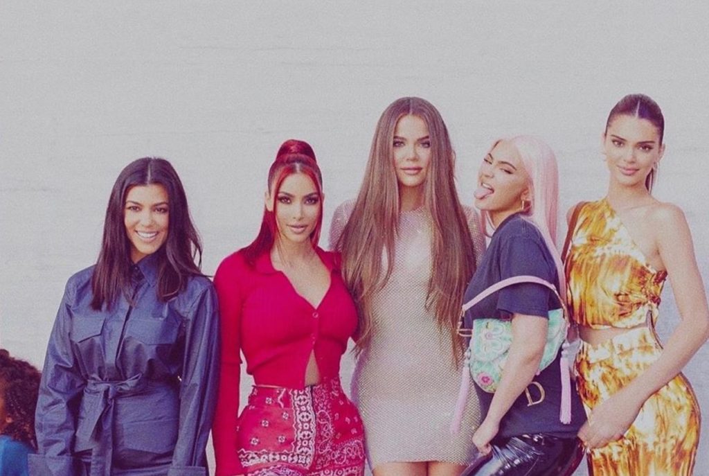 Kim Kardashian e inspiruar nga ‘Spice Girls’, ndan një foto me motrat e saj