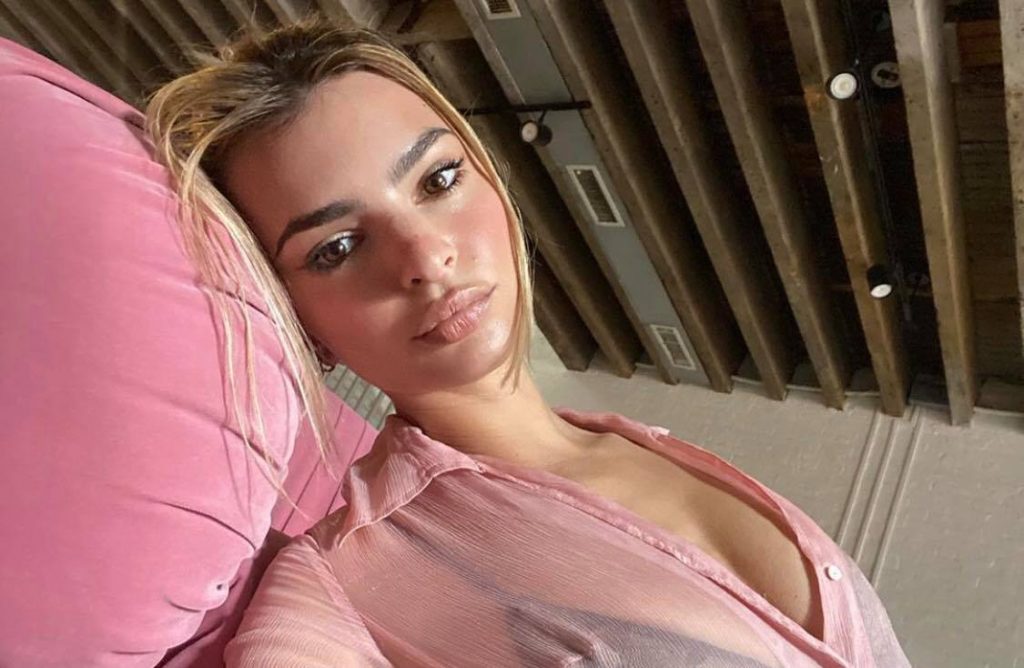 Vetëm në bikini, Emily tregon më shumë se ç’duhet