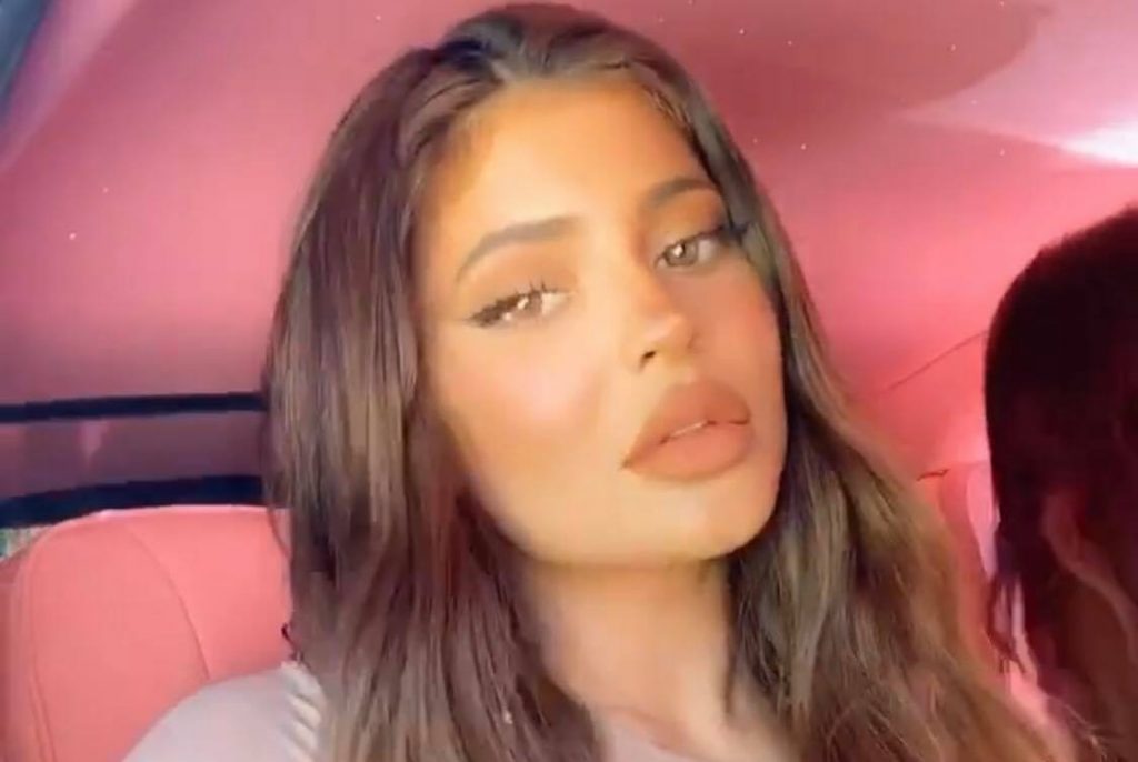 Kylie Jenner shfaq linjat trupore me një ‘selfie’ para pasqyrës