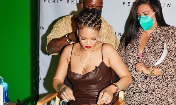 Rihanna tregon “këmbët e gjata”