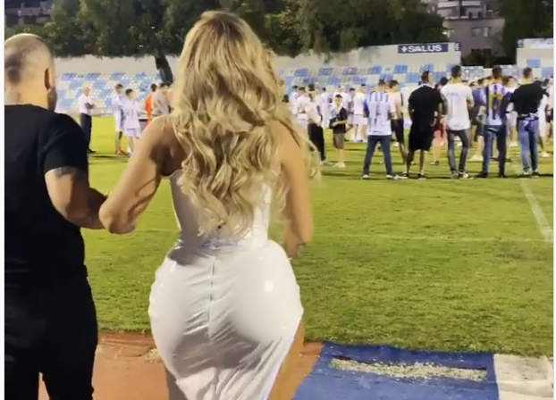 Ronela Hajati videoklip në stadiumin e Tiranës, “çmend” futbollistët me fustanin e saj