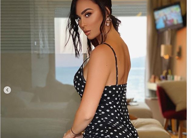 Xhensila i përshëndet fansat me një foto nga shtrati