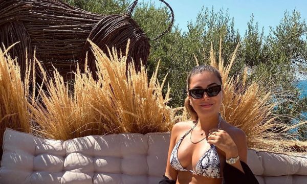 Sara Hoxha tregon barkun e rrumbullakosur në bikini, i jep bebes ‘për të pirë’