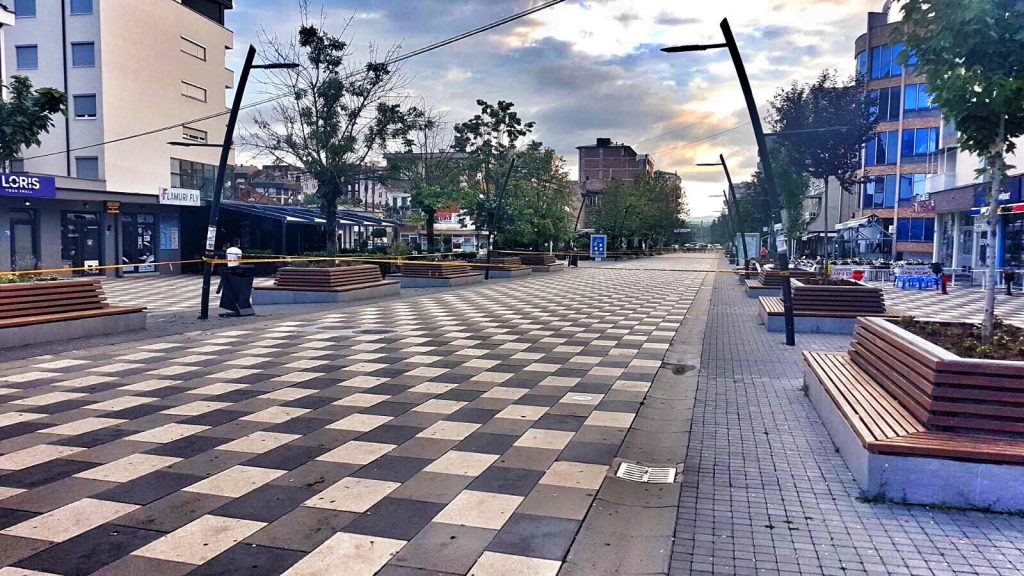 Ndalohet qarkullimi në sheshin “Adem Jashri”, Policia vendos shirita