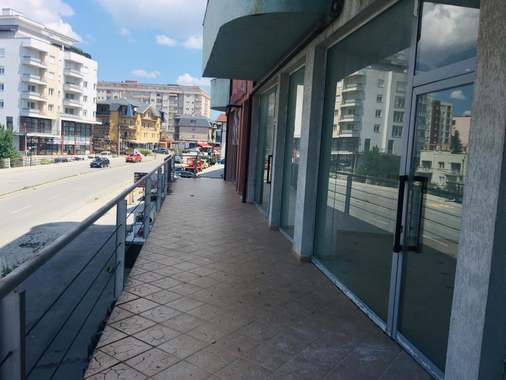 Shitet lokali 73 m2, i gatshëm (FOTO)
