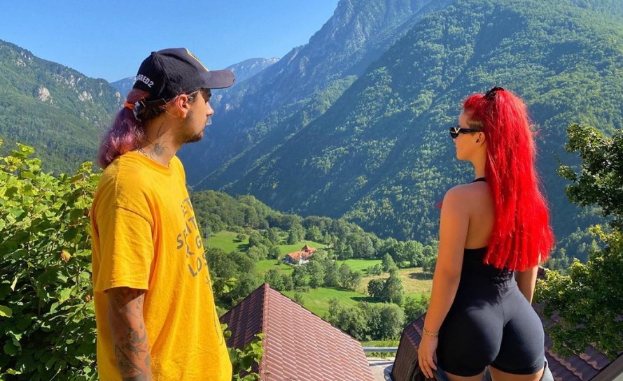 Rina Balaj pozon krah të dashurit, merr vëmendjen me format e saj trupore