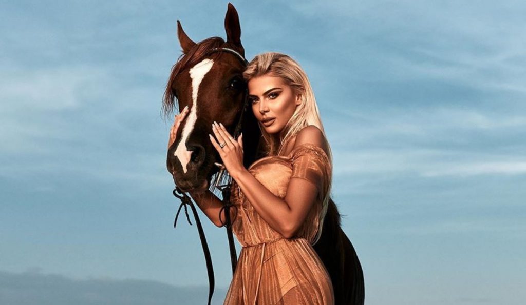 Marina Vjollca realizon një fotosesion të veçantë mbi kalë