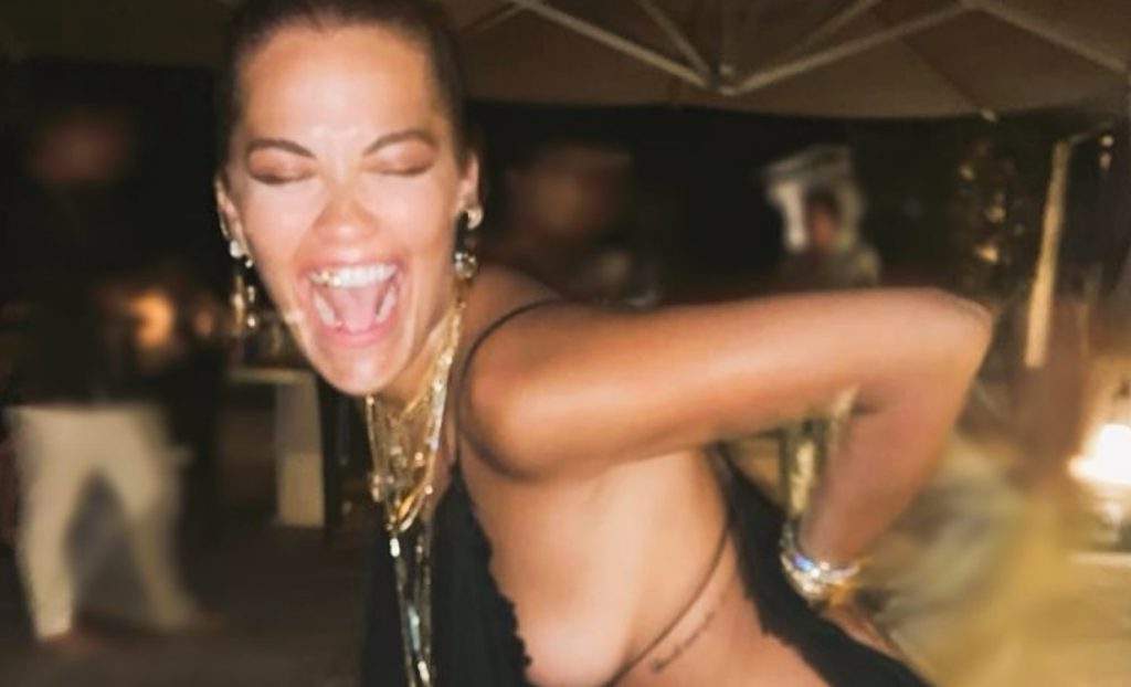 Rita Ora ngrit këmbët lart për fotosesionin e ri