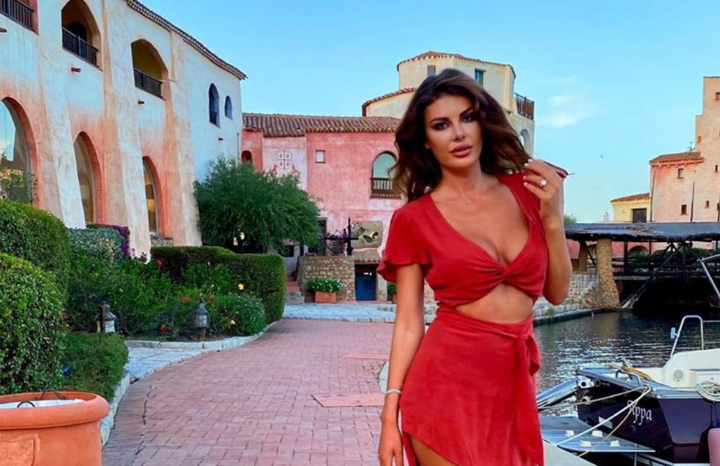 Angela Martini joshë ndjekësit, ngrehë fustanin lart