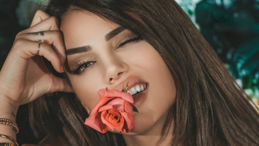 Morena Taraku pozon seksi brenda veturës luksoze