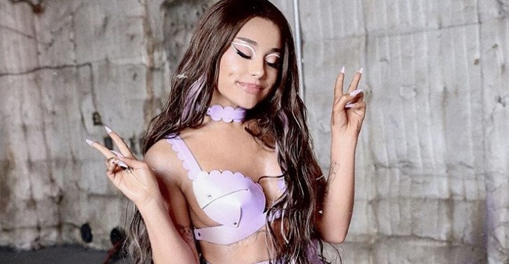 Si rrallëherë, Ariana Grande pozon në bikini nga pushimet me të dashurin