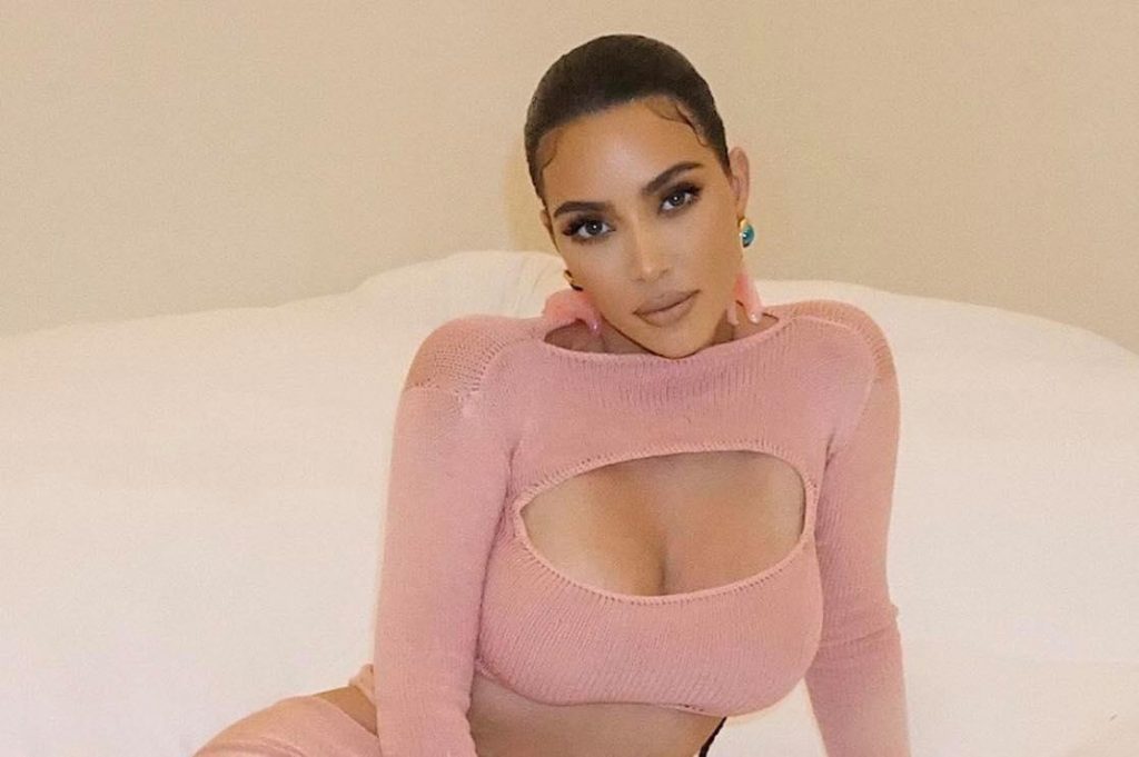 Kim Kardashian pozon vetëm në të brendshme