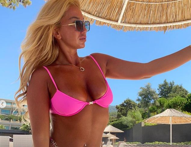 Adelina “bombë” në bikinet pink