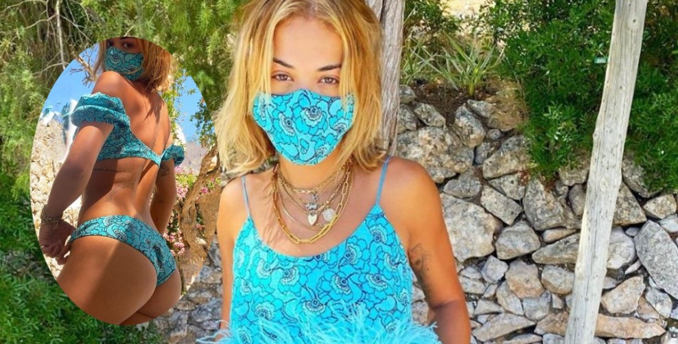 Rita Ora vendos maskën ndërsa tregon të pasmet para kamerës