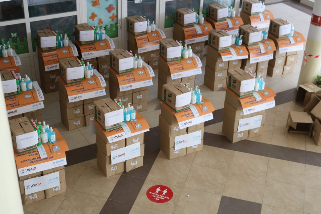 unicef-dhe-usaid-jep-donacion-per-shkolla-pako-higjenike-dhe-masa-te-tera-mbrojtese-per-nxenesit-e-klasave-te-para