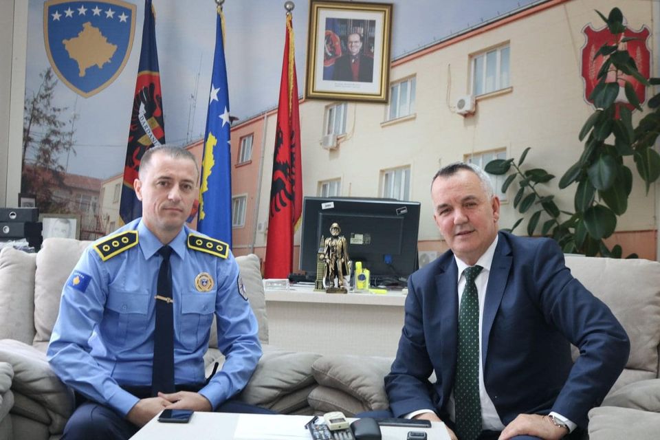 Kryetari Ahmeti pret në takim Bashkim Bytyqin Komandant i Stacionit të Policisë në Lipjan
