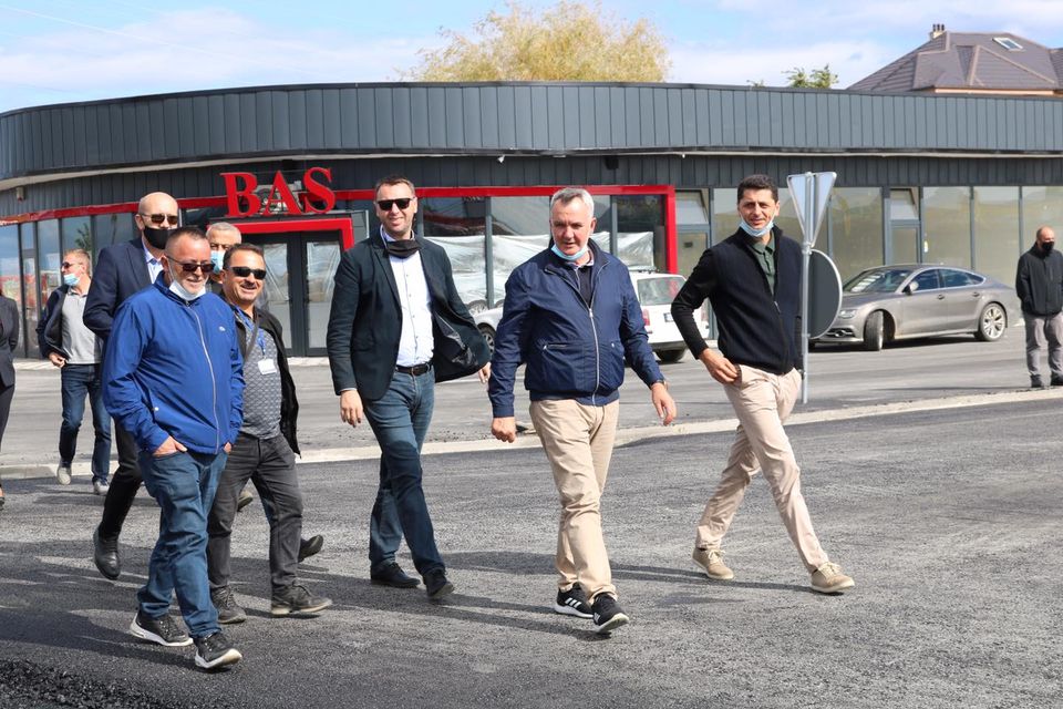 Kryetari Imri Ahmeti dhe Ministri Arban Abrashi përciellin punimet tek rreth rrotullimi në rrugën nacionale, N2 Prishtinë-Ferizaj