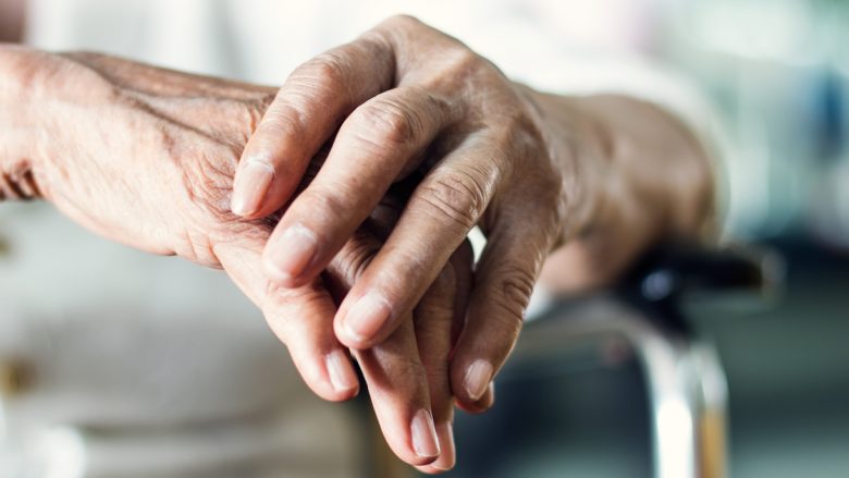 Tri mënyra natyrale për të parandaluar sëmundjen e Parkinsonit