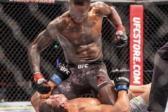 Pamje: Adesanya e mbron titullin në UFC me nokaut teknik kundër Costas
