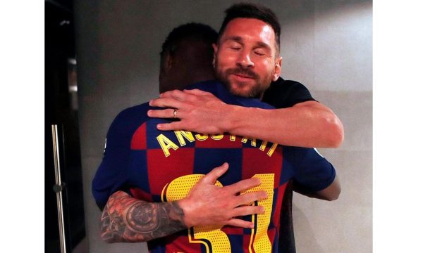 Lionel Messi është futur bindshëm në garë për trofeun “Pichichi”, për golashënuesin më të mirë në La Liga, falë dy golave që i shënoi në fitoren e Barcelonës kundër Athletic Club.  Messi e ka fituar çmimin për golashënuesin më të mirë në La Liga plot shtatë herë dhe ai do të kërkojë ta fitojë të tetin në atë që mund të jetë sezoni i tij i fundit në Barcelonë, transmeton Gazeta Express.  Lexo Edhe: Pioli pas humbjes kundër Juventusit: Milani pretendent për titull në Serie A Dygolëshi kundër Athletic e çon në nëntë numrin e golave të tij deri tani këtë sezon, aq sa kanë edhe treshja Iago Aspas, Luis Suarez dhe Gerard Moreno.  E pabesueshme por Messi e shënoi vetëm një gol në gjashtë ndeshjet e para këtë sezon, por u zgjua nga gjumi më kohë.