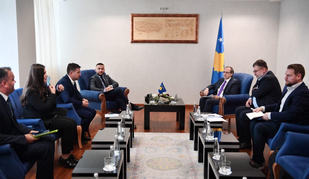 Kryeministri Hoti priti përfaqësuesit e N. P. H. “Ibër – Lepenc” dhe KRU “Prishtina”