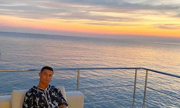 Cristiano Ronaldo pozon në jaht me pizhama 1900 euro