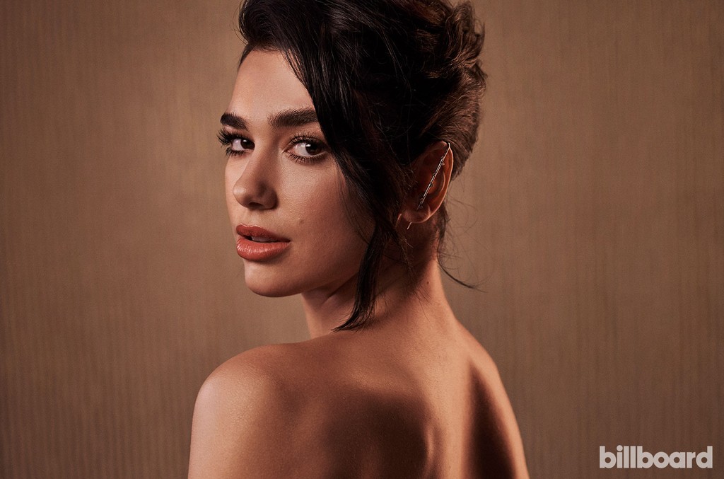 Dua Lipa – me poza të reja, duket për bukuri